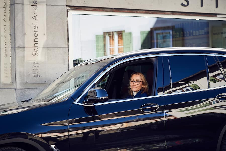 Tanja Grandits besucht Käser Martin Bienerth in Andeer, 24. März 2021. Copyright: Lukas Lienhard