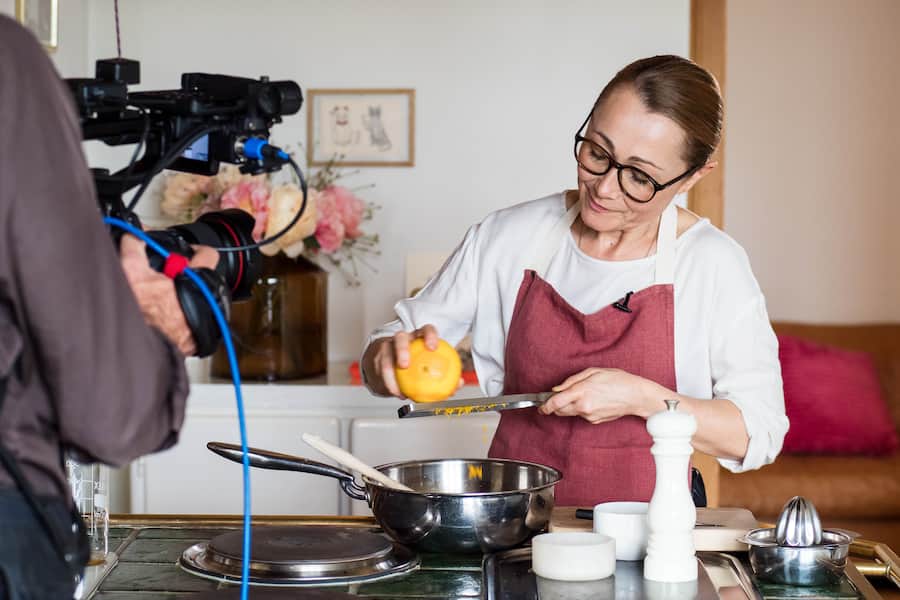 Tanja Grandits (Chefkoch im Stucki Basel) zeigt zwei Lieblingsfrühstücksrezepte: Spinat-Pfannkuchen mit Kräuterquark und selbstgemachtes Granola - Videodreh mit Pascal Bergamin und Guy Fässler bei Tanja zu Hause - Basel - Samstag, 17. Mai 2019 - Copyright Olivia Pulver