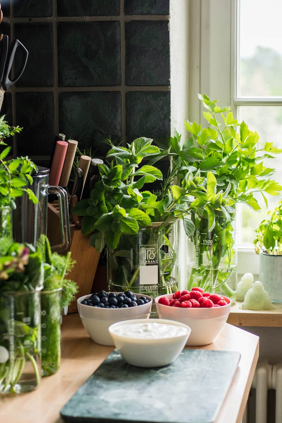 Tanja Grandits (Chefkoch im Stucki Basel) zeigt zwei Lieblingsfrühstücksrezepte: Spinat-Pfannkuchen mit Kräuterquark und selbstgemachtes Granola - Videodreh mit Pascal Bergamin und Guy Fässler bei Tanja zu Hause - Basel - Samstag, 17. Mai 2019 - Copyright Olivia Pulver