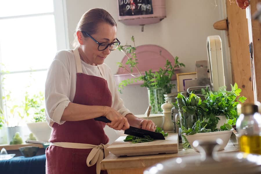 Tanja Grandits (Chefkoch im Stucki Basel) zeigt zwei Lieblingsfrühstücksrezepte: Spinat-Pfannkuchen mit Kräuterquark und selbstgemachtes Granola - Videodreh mit Pascal Bergamin und Guy Fässler bei Tanja zu Hause - Basel - Samstag, 17. Mai 2019 - Copyright Olivia Pulver