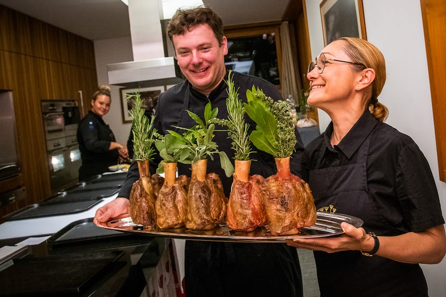 Tanja Grandits Marco Böhler mit Kalbshaxe