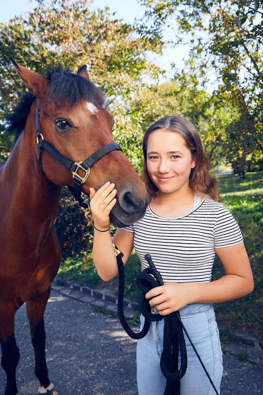 Tanja Grandits mit Tochter Emma und ihrem Pferd Paul sowie Hund Norma auf dem Hof Klosterfiechten. Tanja Grandits, Köchin des Jahres 2019 von Gault & Millau Schweiz, 19 Punkte, fotografiert in Basel im September. Foto Lucia Hunziker