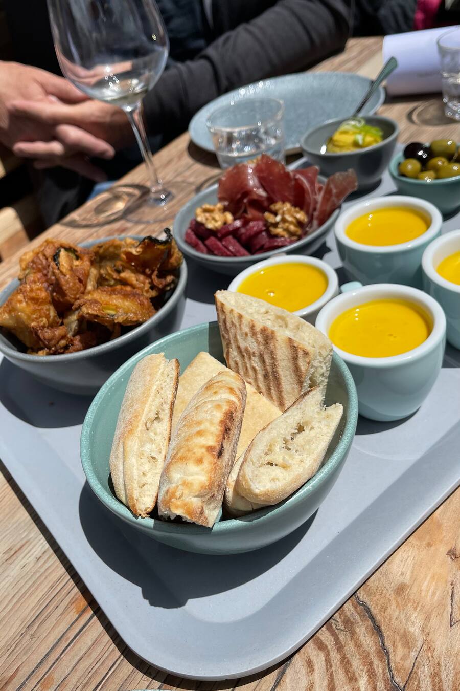 Tapas Selection, Pita Brot, Oliven, Frischkäse, Gemüse Tempura, Kurkuma Hummus, Spiced Rüebli Süppchen mit Ingwer, Pata Negra, Sausage