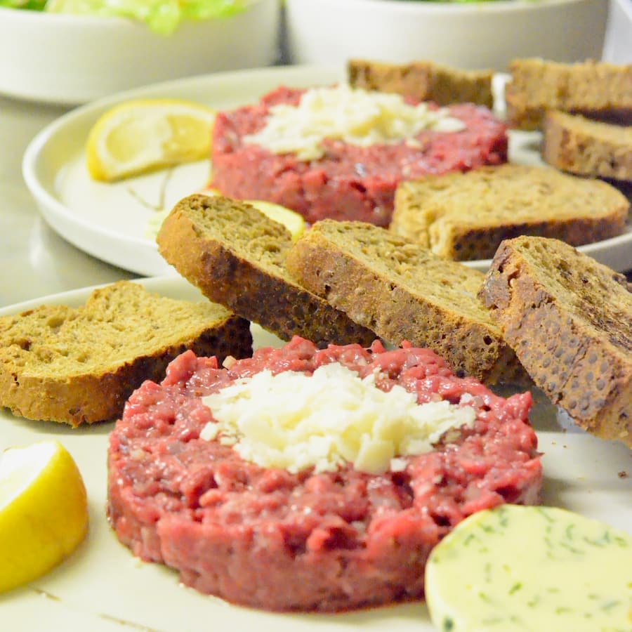 Tartare De Boeuf, Toasts, Beurre Aux Herbes Bistrot Du Concert