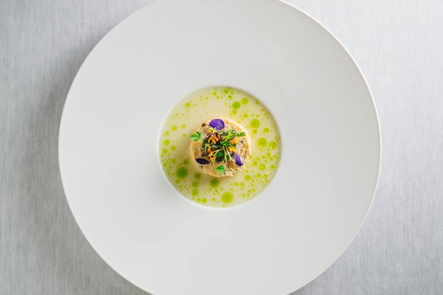 Taschenkrebs, Holunderblüte, Kaper von der Holunderbeere, Seeigel, Kaviar: von Laurent Eperon - Eight Stars & Six Hands Dinner mit Jacob Jan Buerma, Juan Amador, Laurent Eperon - Baur au Lac, Zürich - Samstag, 25. Januar 2020 - Copyright Olivia Pulver