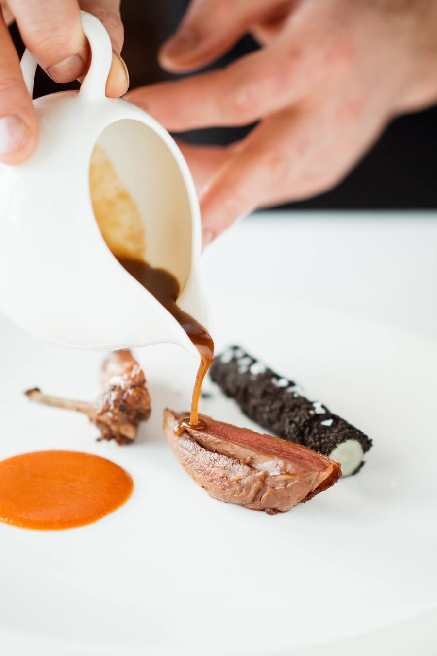 Taube Schwarzwurzel und verbrannte Tomate