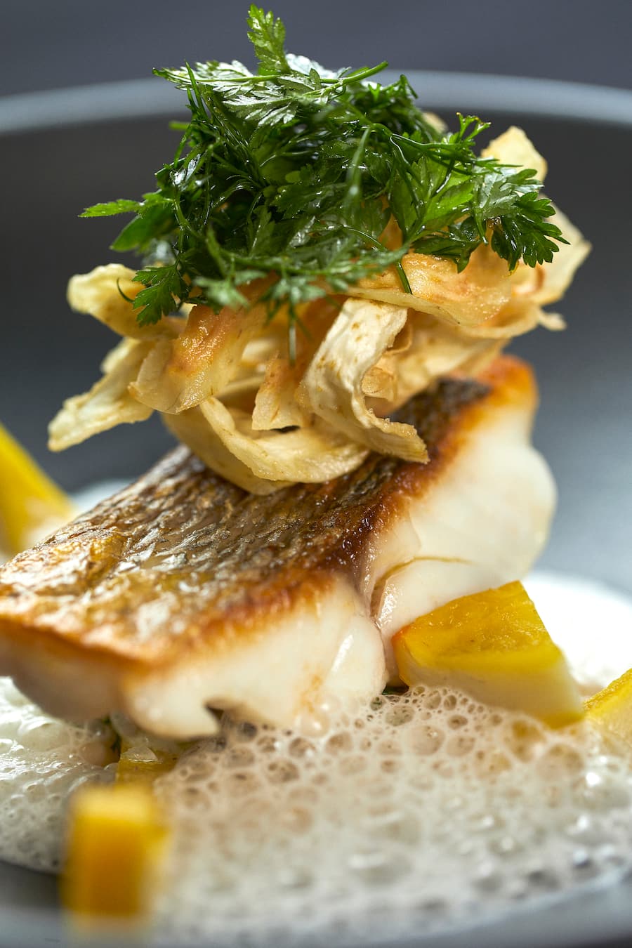 Teller: Bar de Ligne, Champagner, Artischocken, Coco-Bohnen, Kräutersalat. Restaurant Le Murenberg, Bubendorf BL, Gastgeberin Melanie Schmitt und Chefkoch Denis Schmitt, 28.09.2020, Foto Lucia Hunziker