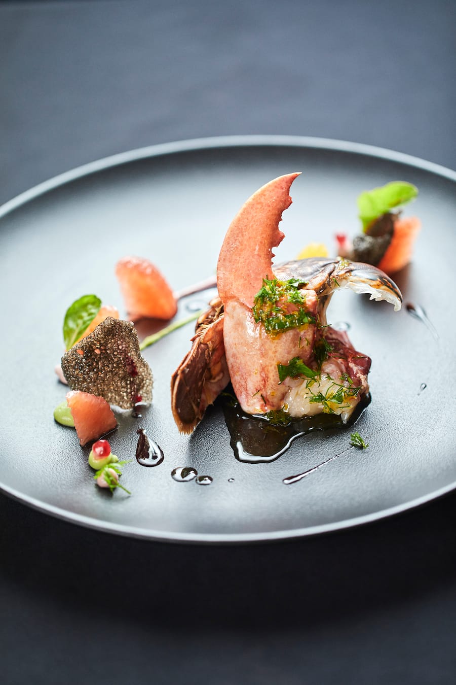 Teller: Hummersalat, Granatäpfel, Zitrusfrüchte, Zitronenvinaigrette, Avocado. Restaurant Le Murenberg, Bubendorf BL, Gastgeberin Melanie Schmitt und Chefkoch Denis Schmitt, 28.09.2020, Foto Lucia Hunziker