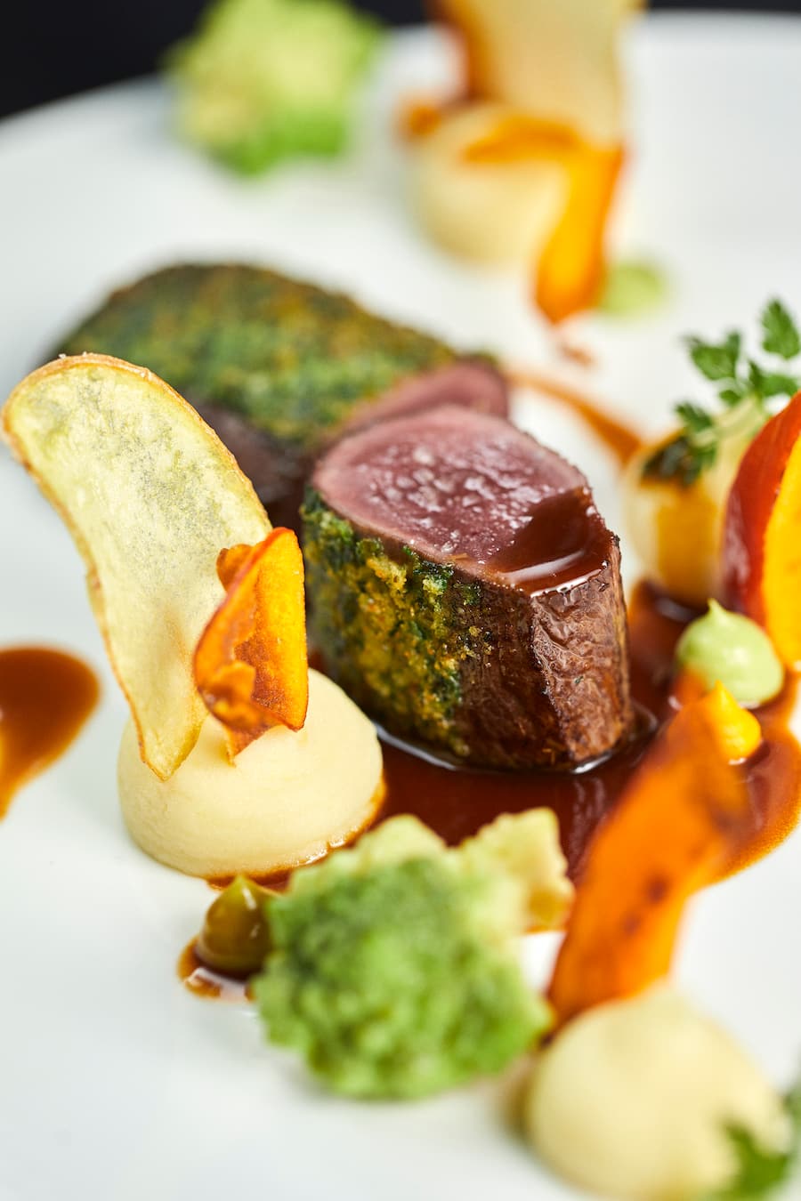 Teller: Rehfilet, Kräuterkruste, Wildpfefferjus, Kartoffelcrème, Kürbis, Romanesco, Restaurant Le Murenberg, Bubendorf BL, Gastgeberin Melanie Schmitt und Chefkoch Denis Schmitt, 28.09.2020, Foto Lucia Hunziker