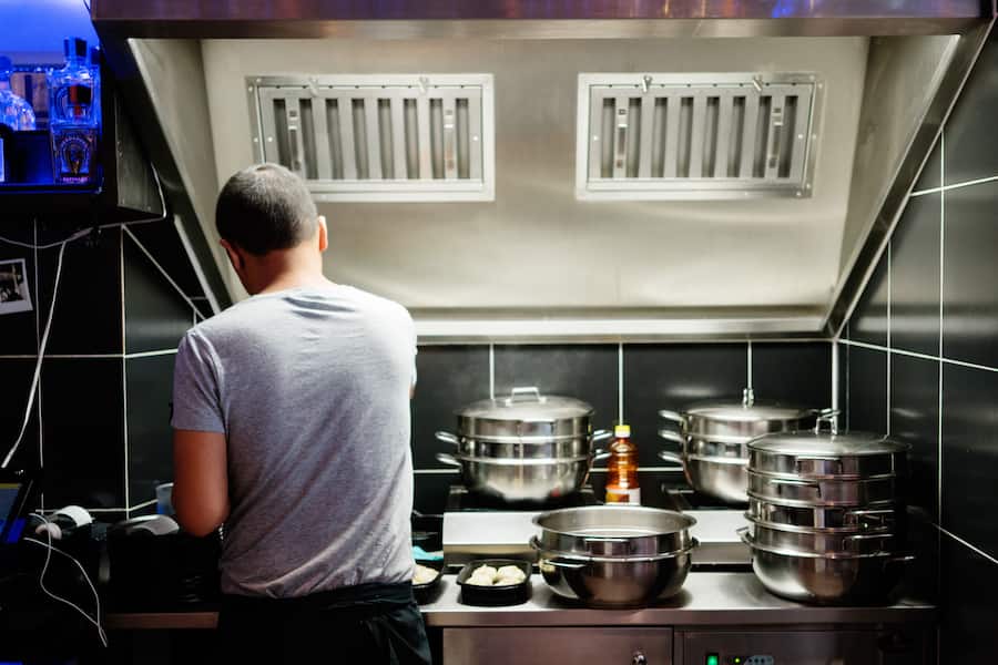 Dampfende Kochtöpfe im Restaurant Tenz an der Badenerstrasse beim Lochergut in Zürich