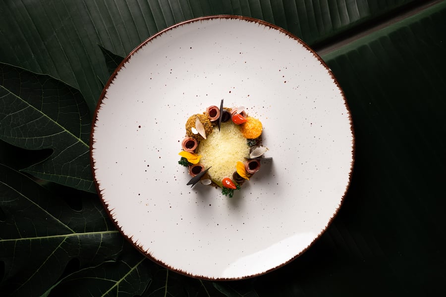 Teufelssalat aus den Resten, Rinderzunge, Rinderbrustpulver, Ochsenschwanz, Safranschaum auf Gemüsefondbasis, Tomatenwolke, Knoblauchpapier - Daniele Tortomasi Chefkoch - Tropenhaus in Wolhusen - Restaurant The Nucleus - 11. Dezember 2020 - Copyright Olivia Pulver