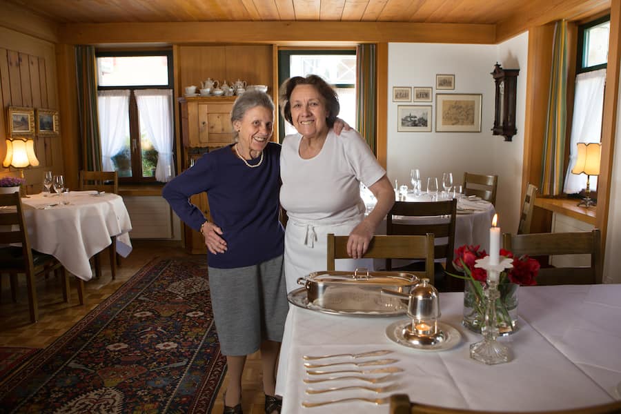The Sicher Sisters. The Sicher Sisters. Greta (R) und Eva Sicher (L) im Restaurant.