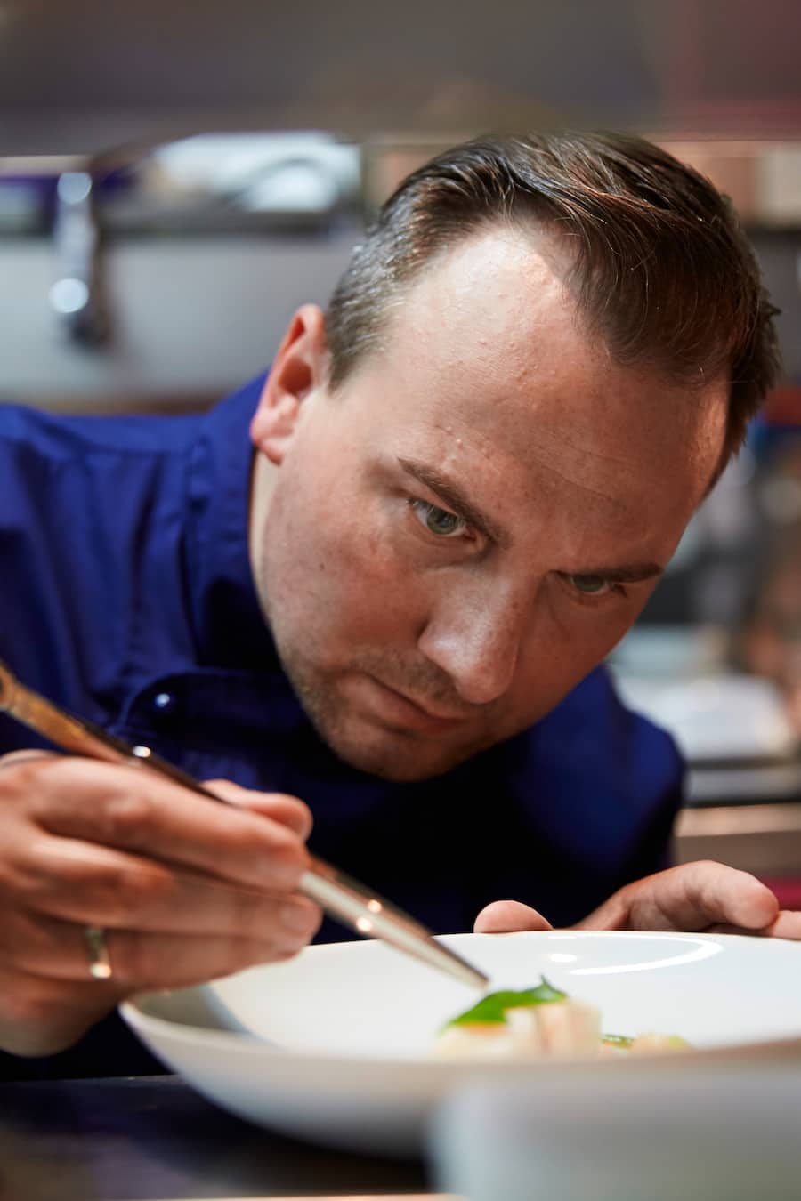 Sternekoch Tim Raue, hier: in seinem Restaurant "Tim Raue", deutscher Koch, Gastronomie, Koch, Portrait, Einzelportrait, Europa, Deutschland, Berlin-Kreuzberg, 08/2015Engl.: Portrait of chef and owner Tim Raue
