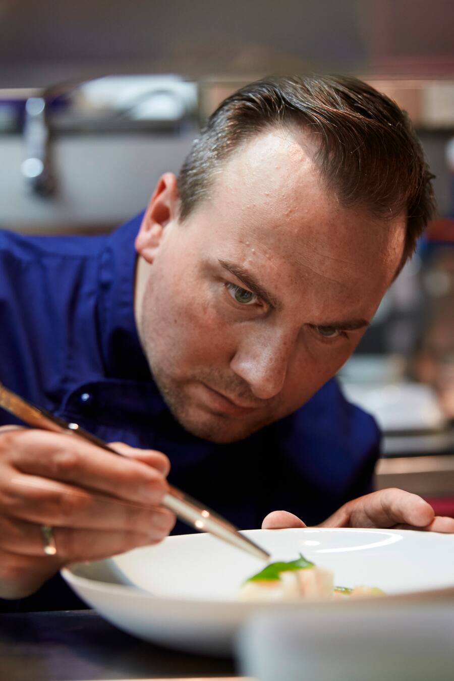 *** SPECIAL FEE *** Sternekoch Tim Raue, hier: in seinem Restaurant "Tim Raue", deutscher Koch, Gastronomie, Koch, Portrait, Einzelportrait, Europa, Deutschland, Berlin-Kreuzberg, 08/2015Engl.: Portrait of chef and owner Tim Raue