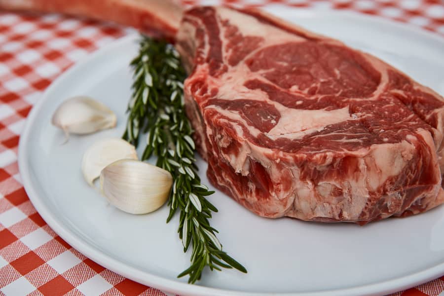 Tomahawksteak mit Rosmarin und Knoblauch. Marco Böhler, Grillieren mit Freunden am Big Green Egg, im Garten des Restaurant Stucki, Basel, 04.05.2018, Foto Lucian Hunziker