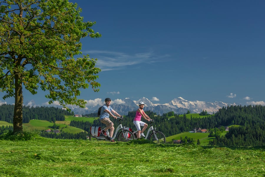 Velofahrer auf der Herzroute oberhalb von Trachselwald mit Ausblick auf die Berner Alpen© Foto: Christof Sonderegger