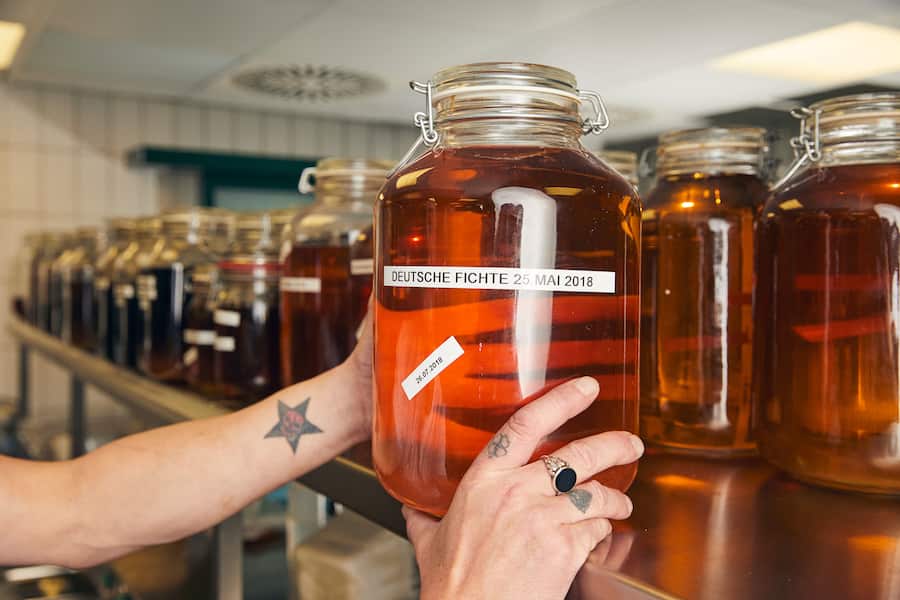 Chris Trewer Küchenchef Hofgut Albführen, umringt von seinen Essig-Kreationen, 79802 Dettighofen DE, 17.01.2019, Foto Lucia Hunziker