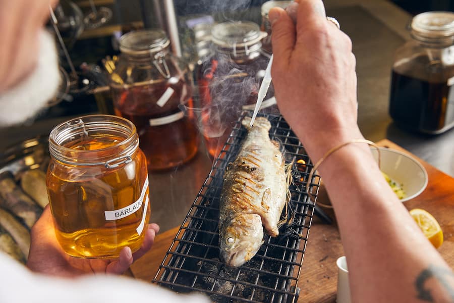 Chris Trewer Küchenchef Hofgut Albführen, beim Anrichten seiner Forelle, umringt von seinen Essig-Kreationen, 79802 Dettighofen DE, 17.01.2019, Foto Lucia Hunziker
