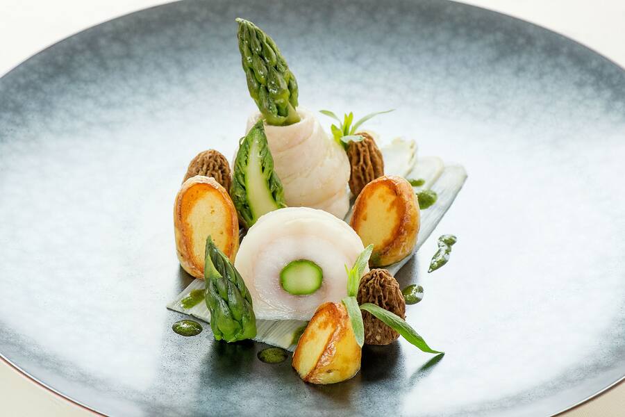 Pochierte Seezunge mit Spargeln, Morcheln und neuen Kartoffeln