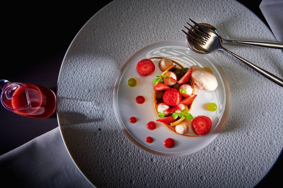 Sierre. Le 26 et 26 mai 2021, Didier De Courten, A lâatelier Gourmand, un écrin croquant aux fraises gariguettes ravivées aux limes et au basilic, mousseline soyeuse et une crème glacée à la fleur de reine des prés © Sedrik Nemeth