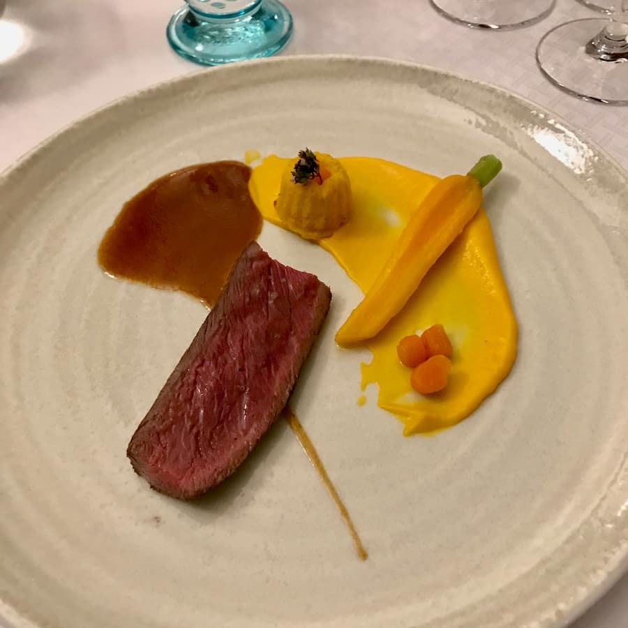 Un superbe filet de selle de chevreuil accompagné d'une petite folie de carottes