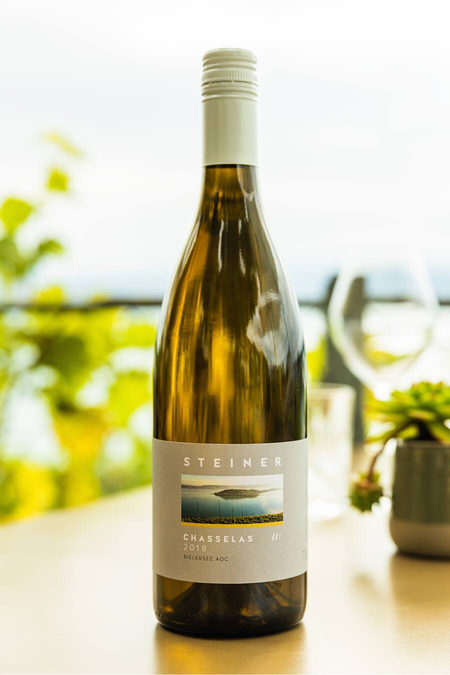 Unterwegs mit Journalistin Sabrina Glanzmann. Zu Besuch bei der Land Beiz "Aux Trois Amis" in Schernelz am Bielersee. Inhaber Duo Cynthia Lauper und Marc Joshua Engel servieren das Rezpt "Coq aux Chasselas"