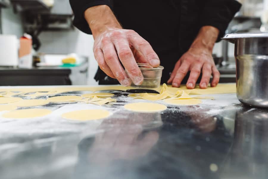 Unterwegs mit Silvio German vom Restaurant Igniv in Bad Ragaz - Besuch seiner Lieferanten: Hühnerzüchter, Spargelbauer - Im Gewächshaus vom Hotel, in der Küche - Restaurant Igniv by Caminada in Bad Ragaz - Freitag, 12. April 2019 - Copyright Olivia Pulver