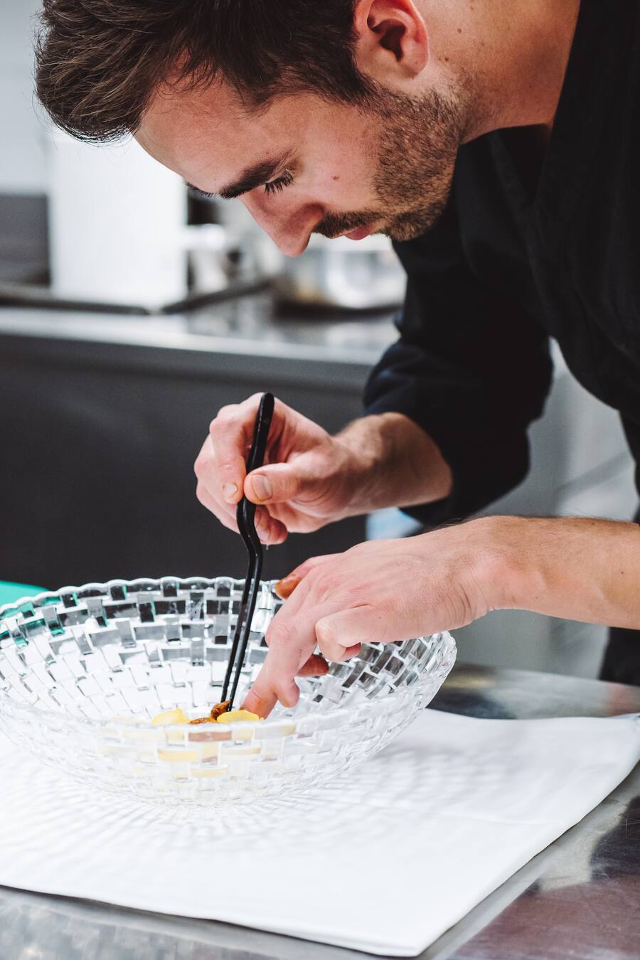 Silvio Germann - Unterwegs mit Silvio German vom Restaurant Igniv in Bad Ragaz - Besuch seiner Lieferanten: Hühnerzüchter, Spargelbauer - Im Gewächshaus vom Hotel, in der Küche - Restaurant Igniv by Caminada in Bad Ragaz - Freitag, 12. April 2019 - Copyright Olivia Pulver