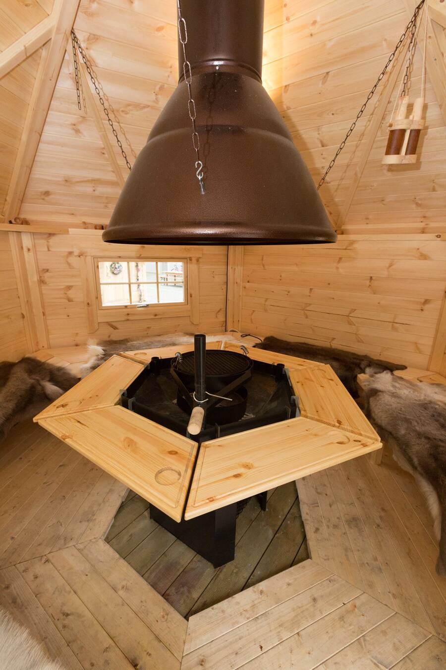 L'intérieur d'un kotas finlandais est une invitation à se réunir entre amis! Il y en a 3 de disponible sur réservation (079 327 51 34 ou lmatthey@leguriviera-groupe.ch).