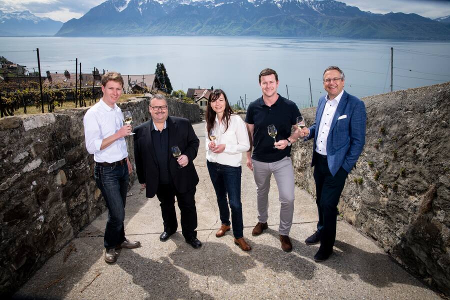 24.04.2019 Epesses . Domain de la famille Massy. Le Gault Milau . Noms : ( G ) a ( D ). Jochem Schellens, Bernard Cave, Carole Rahault, Gregory Massy, Andre Fuchs.