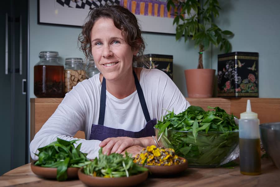 Bulle, la Pinte des Mossettes, le 1er avril 2021, Virginie Tinembart et son Mary Georgy, tenanciers du restaurant Paradiso a Bulle, nous présente son amour pour la cueillette lâail des ours et la dent de lion en ce moment ou la nature se réveille . © Sedrik Nemeth