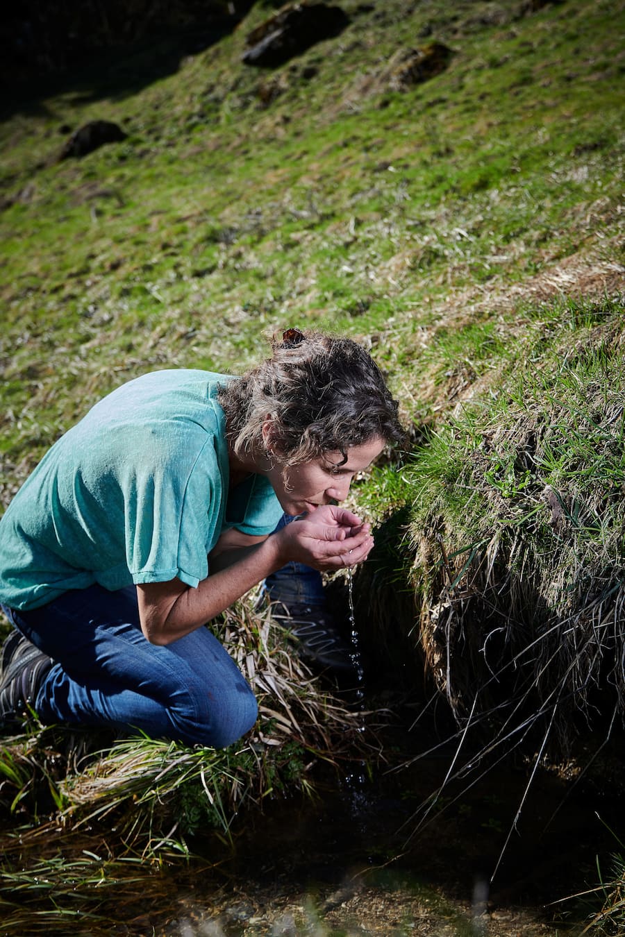 Bulle, la Pinte des Mossettes, le 1er avril 2021, Virginie Tinembart et son Mary Georgy, tenanciers du restaurant Paradiso a Bulle, nous présente son amour pour la cueillette lâail des ours et la dent de lion en ce moment ou la nature se réveille . © Sedrik Nemeth