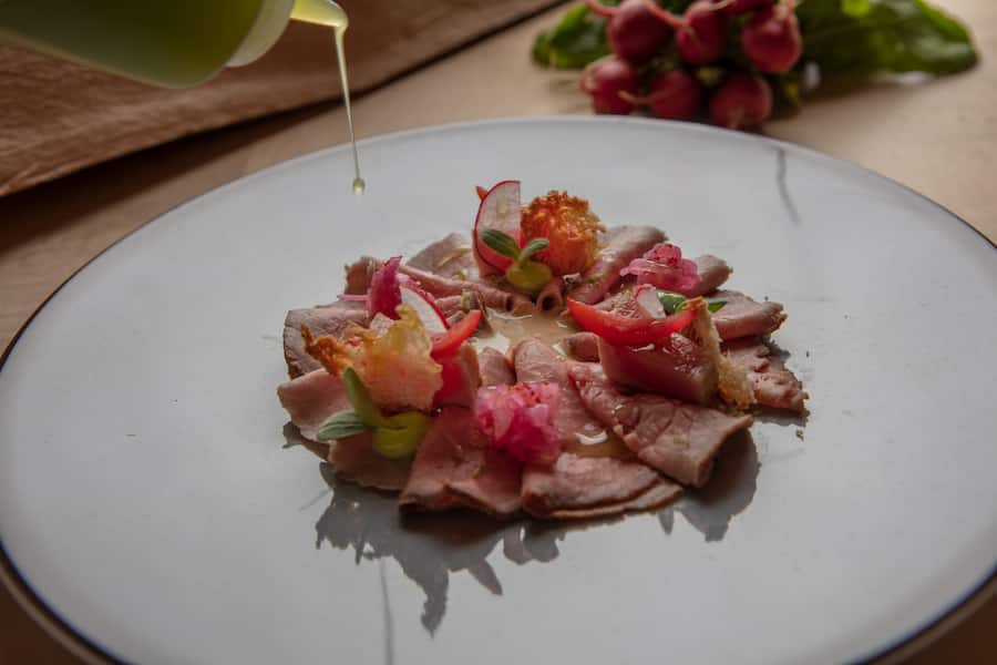 Vitello-Tonnato «Version 2021» Tuna | Simmentaler Kalb | Kapern | Carinnas Kräutermayonnaise by Martin Bieri