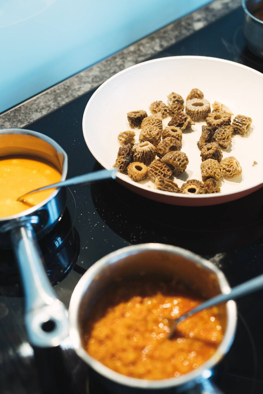 Australisches Wagyu Short Rib: 48h gegart, Fenchel, Chorizo - Stefan Heilemann, Chefkoch vom Restaurant Widder im Hotel Widder in Zürich, Koch des Jahres 2021, kocht beim Gewinnerpaar zu Hause. Swiss Wine sponsert den Wein. - win a private chef - 25. April 2021 - Copyright Olivia Pulver