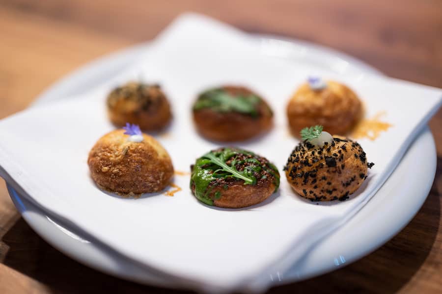 27.03.2021; Wil; âWin a privat Chef - Laurent Eperonâ; Sternekoch Laurent Eperon (Restaurant Pavillon im Baur au Lac in Zürich) kocht ein privates Dinner für das Ehepaar Natalie und Matthias Milsom. Im Bild die fertigen âCougèresâ mit Poudre Olive noir, Poivre noir, parmesan, crème aigre und Crumble piment d Espelette, roquette. © Valeriano Di Domenico