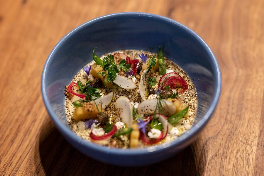 27.03.2021; Wil; âWin a privat Chef - Laurent Eperonâ; Sternekoch Laurent Eperon (Restaurant Pavillon im Baur au Lac in Zürich) kocht ein privates Dinner für das Ehepaar Natalie und Matthias Milsom.Im Bild die âVichyssoiseâ mit Pommes des Terre dâAlbulatal, Blanc de poireau, pain brule und legumes Primeurs. © Valeriano Di Domenico