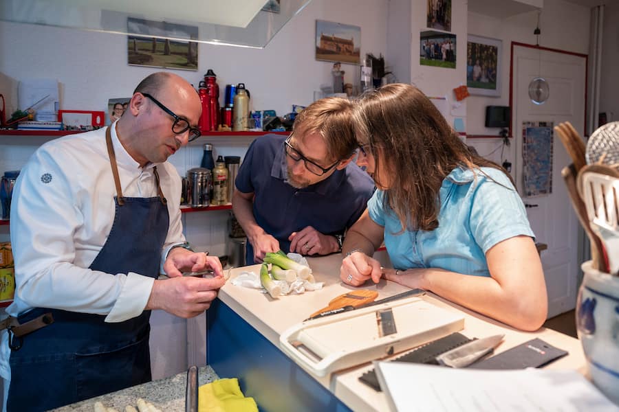 27.03.2021; Wil; âWin a privat Chef - Laurent Eperonâ; Sternekoch Laurent Eperon (Restaurant Pavillon im Baur au Lac in Zürich) kocht ein privates Dinner für das Ehepaar Natalie und Matthias Milsom.Laurent Eperon zeigt wie man die Spargeln verarbeitet. © Valeriano Di Domenico