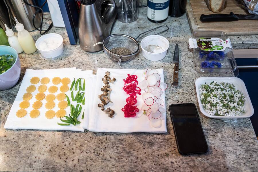 27.03.2021; Wil; âWin a privat Chef - Laurent Eperonâ; Sternekoch Laurent Eperon (Restaurant Pavillon im Baur au Lac in Zürich) kocht ein privates Dinner für das Ehepaar Natalie und Matthias Milsom.Im Bild werden die âVichyssoiseâ vorbereitet mit Pommes des Terre dâAlbulatal, Blanc de poireau, pain brule und legumes Primeurs. © Valeriano Di Domenico