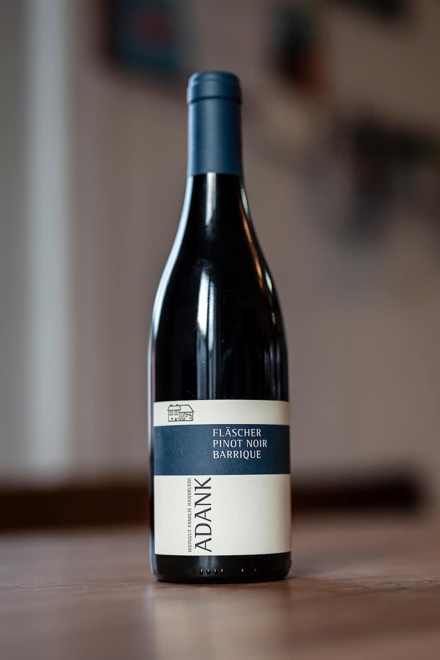 27.03.2021; Wil; âWin a privat Chef - Laurent Eperonâ; Sternekoch Laurent Eperon (Restaurant Pavillon im Baur au Lac in Zürich) kocht ein privates Dinner für das Ehepaar Natalie und Matthias Milsom.Im Bild Rotwein âFläscher Pinot Noir Barriqueâ von Weingut Familie Adana. © Valeriano Di Domenico