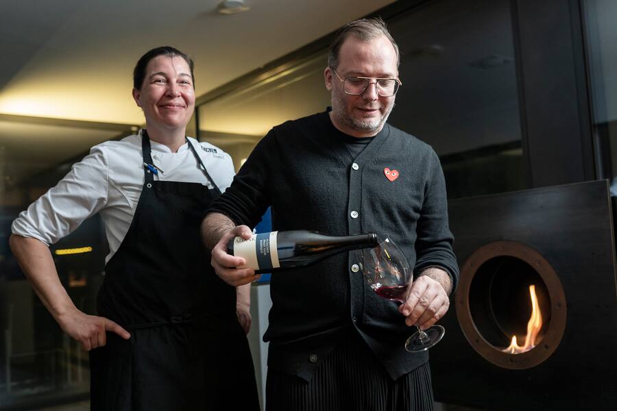 Win a private Chef Michèle Meier kocht in Buochs, Michele Meier (l), Christian Gujan schenkt den Flaescher Pinot Noir Barrique von Adank ein