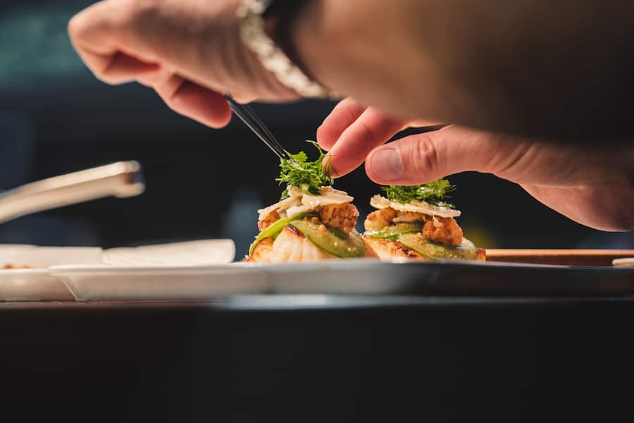 Sommelier Stefan Weise, Gasthaus zur Fernsicht, Incantare; Champagner Laurent-Perrier Grand Siècle Nr. 24Wolfsbarsch mit gerösteter Blumenkohlcreme, Sake-Beurre-blanc und Tomatillo; Koch Tobias Funke; Foto: Digitale Massarbeit, Tanja und Simon Kurt