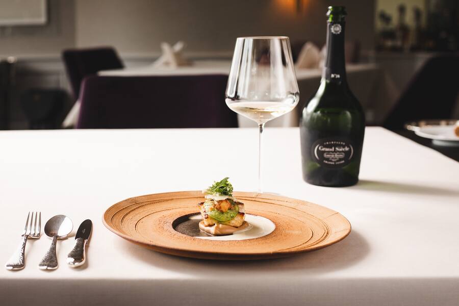 Sommelier Stefan Weise, Gasthaus zur Fernsicht, Incantare; Champagner Laurent-Perrier Grand Siècle Nr. 24Wolfsbarsch mit gerösteter Blumenkohlcreme, Sake-Beurre-blanc und Tomatillo; Koch Tobias Funke; Foto: Digitale Massarbeit, Tanja und Simon Kurt