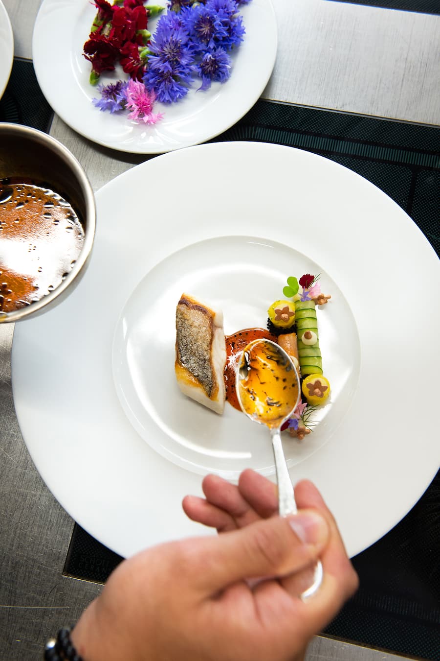 Wolfsbarsch mit Chorizo-Sauce Zier/Ceylan