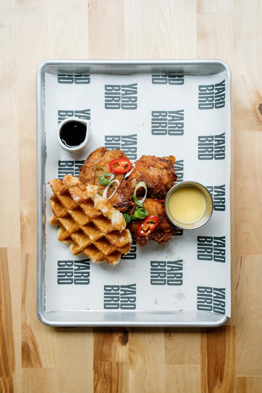 «Chicken & Waffles» mit Honigbutter und Ahornsirup im Restaurant Yardbird in Zürich Wiedikon