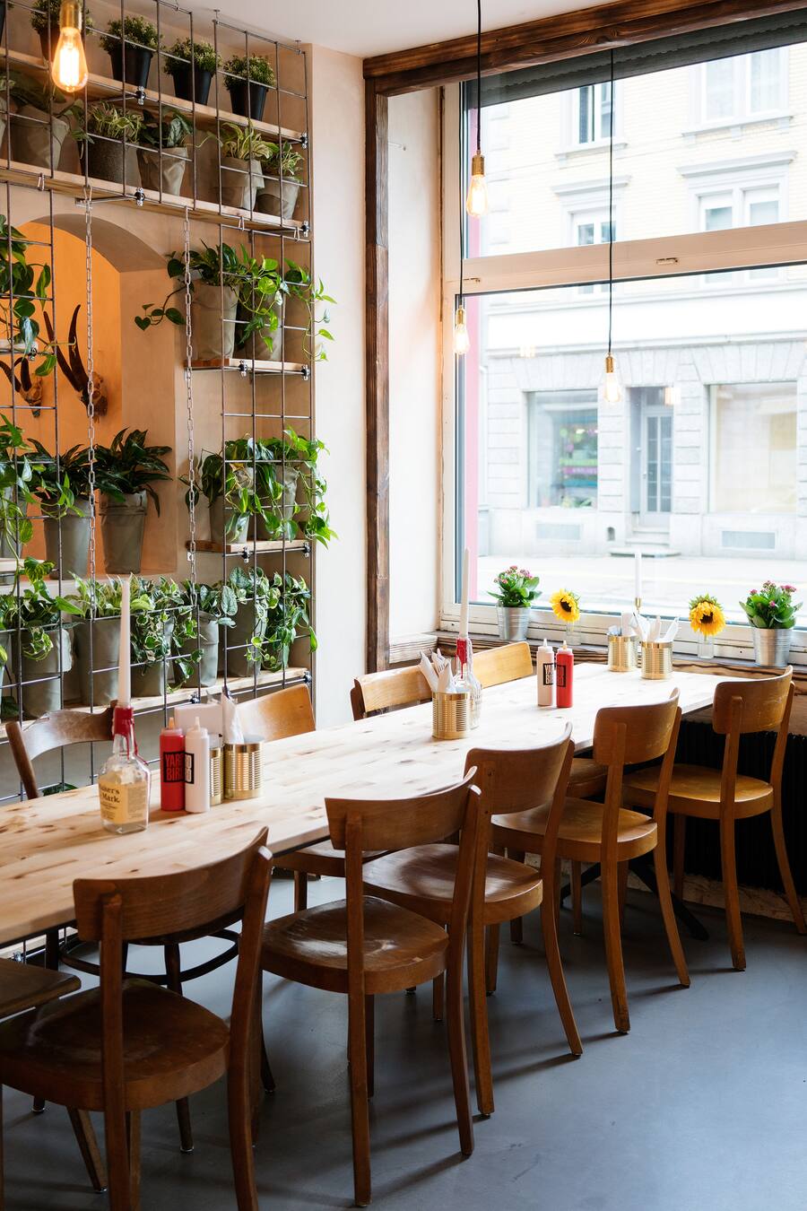 Ein langer Tisch für grosse Gruppen im Restaurant Yardbird in Zürich Wiedikon