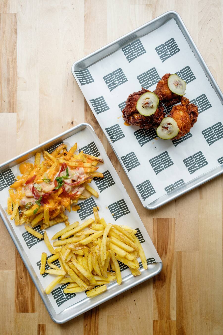 «Nashville Hot Chicken», Pommes frites und «Dirty Fries» im Restaurant Yardbird in Zürich Wiedikon