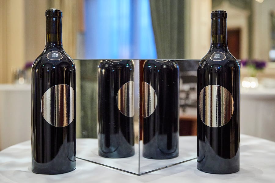 "Zürich Neuchatel Art-Express" im Dolder Grand Zürich, Weinflaschen und Weinkisten designt von Künstler John Armleder, 04.03.2020. Foto Lucia Hunziker