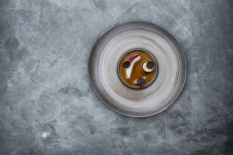 Zander an einer Dashi mit Haselnuss und Trüffel von Konstantin Filippou.