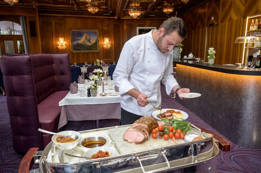 Zermatterhof, Restaurant Brasserie Lusi.  Sous Chef  Lukas Bader.  Bild © Remo Naegeli