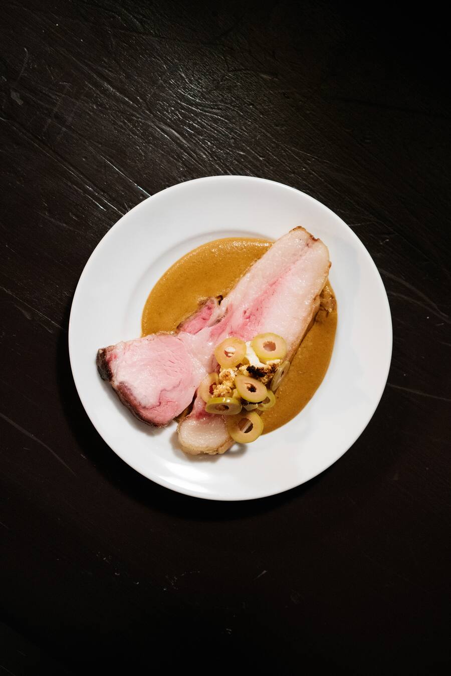Grillierter Schweinenacken auf einer Mole aus Mandeln, Tomaten, Tomatillos, Oliven, Zimt, Nelken und Kardamom am Event «Zhorigo» mit Koch Jorge Leon und Marius Frehner im Restaurant Gamper